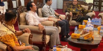 Bupati Jepara, Witiarso Utomo, saat menerima audiensi para Kepala Cabang Bank Mandiri se-Kabupaten Jepara di ruang kerjanya, Selasa, 10 Februari 2026. (Tomi Budianto/Lingkarjateng.id)