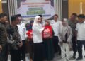 Bupati Kendal, Dyah Kartika Permanasari, saat menyerahkan bantuan paket sembako dana sosial dan dana desa di Aula BUMDesma Permata Madani Paramarta, Kecamatan Singorojo, Rabu 4 Februari 2026. (Anik Kustiani/Lingkarjateng.id)