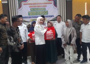 Bupati Kendal, Dyah Kartika Permanasari, saat menyerahkan bantuan paket sembako dana sosial dan dana desa di Aula BUMDesma Permata Madani Paramarta, Kecamatan Singorojo, Rabu 4 Februari 2026. (Anik Kustiani/Lingkarjateng.id)