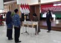 Bupati Kendal, Dyah Kartika Permanasari, menandatangani surat keputusan pengangkatan 18 pejabat dalam pelantikan yang digelar di Pendopo Tumenggung Bahurekso, Sekretariat Daerah Kabupaten Kendal, Jumat, 6 Februari 2026. (Anik Kustiani/Lingkarjateng.id)