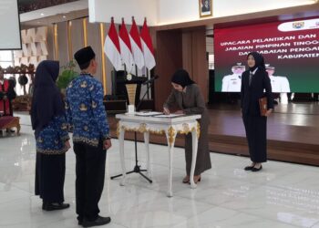 Bupati Kendal, Dyah Kartika Permanasari, menandatangani surat keputusan pengangkatan 18 pejabat dalam pelantikan yang digelar di Pendopo Tumenggung Bahurekso, Sekretariat Daerah Kabupaten Kendal, Jumat, 6 Februari 2026. (Anik Kustiani/Lingkarjateng.id)