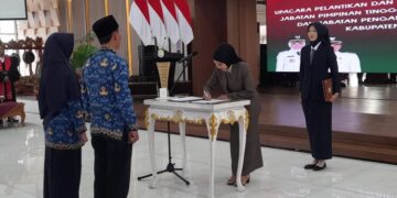 Bupati Kendal, Dyah Kartika Permanasari, menandatangani surat keputusan pengangkatan 18 pejabat dalam pelantikan yang digelar di Pendopo Tumenggung Bahurekso, Sekretariat Daerah Kabupaten Kendal, Jumat, 6 Februari 2026. (Anik Kustiani/Lingkarjateng.id)