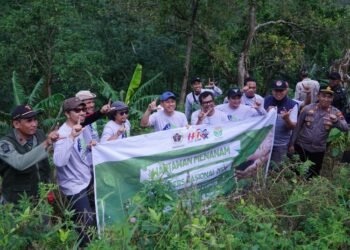 Peringati HPN, Bupati Kudus Bersama PWI Tanam Pohon di Lahan Kritis Lereng Gunung Muria 25 Bupati Kudus Sam’ani Intakoris (topi biru) bersama sejumlah wartawan melakukan aksi ‘Wartawan Menanam’ di lereng Gunung Muria Kudus pada Minggu, 15 Februari 2026. (Mohammad Fahtur Rohman/Lingkarjateng.id)