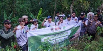Peringati HPN, Bupati Kudus Bersama PWI Tanam Pohon di Lahan Kritis Lereng Gunung Muria 10 Bupati Kudus Sam’ani Intakoris (topi biru) bersama sejumlah wartawan melakukan aksi ‘Wartawan Menanam’ di lereng Gunung Muria Kudus pada Minggu, 15 Februari 2026. (Mohammad Fahtur Rohman/Lingkarjateng.id)
