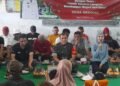 Camat Patean, Muh Syamsudluha Tantomi (kiri kaos hitam), menyimak arahan Bupati Kendal, Dyah Kartika Permanasari (kanan), dalam kegiatan Bersatu Siaga di Desa Gedong, Kecamatan Patean, Kabupaten Kendal, Jumat, 13 Februari 2026. (Anik Kustiani/Lingkarjateng.id)