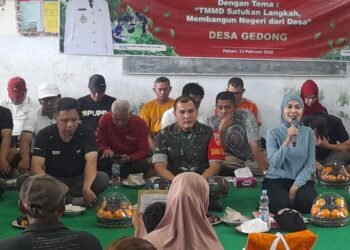 Camat Patean, Muh Syamsudluha Tantomi (kiri kaos hitam), menyimak arahan Bupati Kendal, Dyah Kartika Permanasari (kanan), dalam kegiatan Bersatu Siaga di Desa Gedong, Kecamatan Patean, Kabupaten Kendal, Jumat, 13 Februari 2026. (Anik Kustiani/Lingkarjateng.id)
