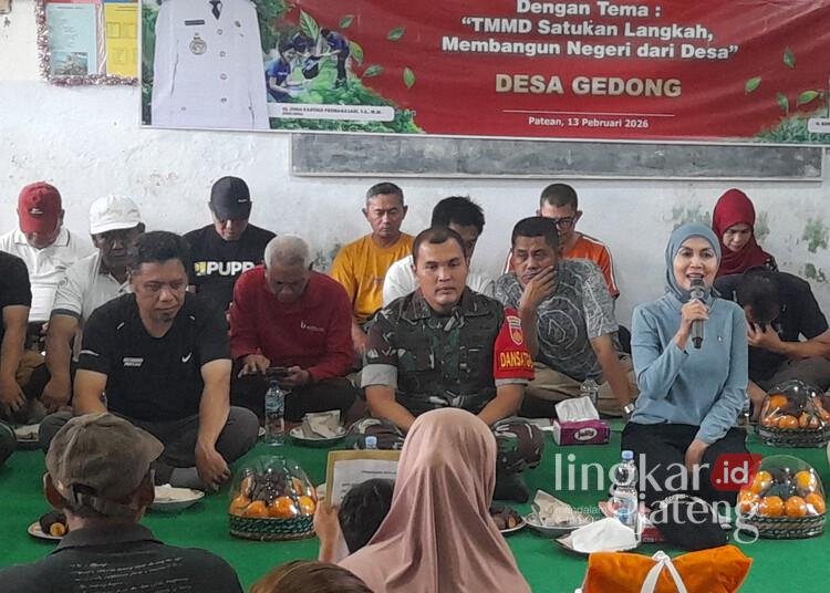 Camat Patean Nilai Program Bersatu Siaga Bupati Kendal Efektif Tampung Aspirasi Warga 25 Camat Patean, Muh Syamsudluha Tantomi (kiri kaos hitam), menyimak arahan Bupati Kendal, Dyah Kartika Permanasari (kanan), dalam kegiatan Bersatu Siaga di Desa Gedong, Kecamatan Patean, Kabupaten Kendal, Jumat, 13 Februari 2026. (Anik Kustiani/Lingkarjateng.id)