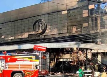 Tampak bangunan Rita Pasaraya Cilacap yang hangus terbakar pada Senin, 2 Februari 2026 malam. (Lingkarjateng.id)