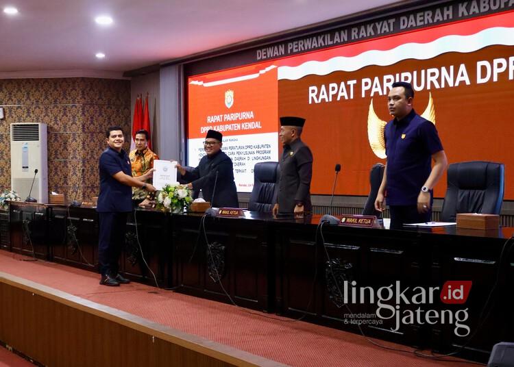 Dongkrak Pendapatan Daerah, DPRD Kendal Godok Raperda Optimalisasi PAD 25 Ketua Pansus IV, Mora Sandhy Purwandono, menyerahkan berkas kepada Ketua DPRD Kendal dalam rapat paripurna, Selasa, 24 Februari 2026. (Arvian Maulana/Lingkarjateng.id)