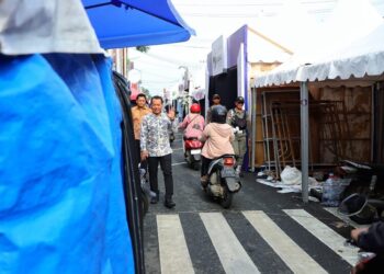 Bupati Kudus, Sam'ani Intakoris, meninjau lokasi gelaran Festival Dandangan di sepanjang Jalan Sunan Kudus, Selasa, 10 Februari 2026. (Nisa Hafizhotus S./Lingkarjateng.id)