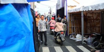 Bupati Kudus, Sam'ani Intakoris, meninjau lokasi gelaran Festival Dandangan di sepanjang Jalan Sunan Kudus, Selasa, 10 Februari 2026. (Nisa Hafizhotus S./Lingkarjateng.id)