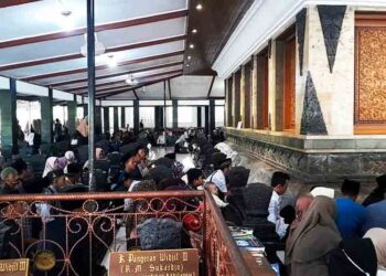 Suasana di Makam Sunan Kalijaga Demak yang dipenuhi peziarah, Senin (2/2). (M. Burhanuddin Aslam/Lingkarjateng.id)