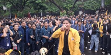 Aliansi Mahasiswa Semarang Raya menggelar demo di depan Mapolda Jateng, Kota Semarang, Kamis, 26 Februari 2026. (Rizky Syahrul Al-Fath/Lingkarjateng.id)
