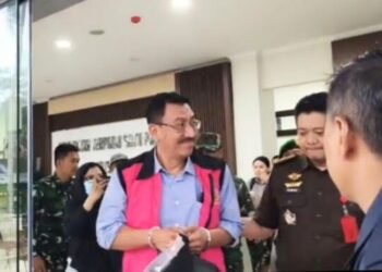 Direktur Utama Perumda BPR Bank Salatiga, DS, usai menjalani pemeriksaan perkara dugaan tindak pidana korupsi pemberian fasilitas kredit di Kantor Kejari Salatiga, Senin, 9 Februari 2026. (Humas Kejari Salatiga/Lingkarjateng.id)