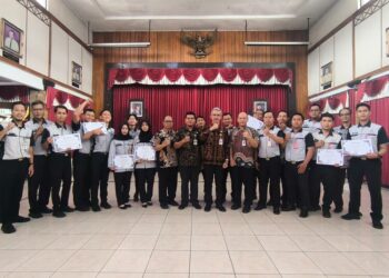 Dishub Jateng memberi penghargaan kepada kru Trans Jateng berdedikasi tinggi dalam pelayanan di Aula Dishub Jateng, Jumat, 6 Februari 2026. (Humas Pemprov Jateng/Lingkarjateng.id)