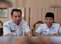 Penjabat Sekretaris Daerah (Sekda) Kendal, Agus Dwi Lestari (kanan), didampingi Kepala Dinas Pemberdayaan Masyarakat dan Desa (Dispermasdes) Kabupaten Kendal, Yanuar Fatoni. (dok for Lingkarjateng.id)
