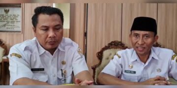 Penjabat Sekretaris Daerah (Sekda) Kendal, Agus Dwi Lestari (kanan), didampingi Kepala Dinas Pemberdayaan Masyarakat dan Desa (Dispermasdes) Kabupaten Kendal, Yanuar Fatoni. (dok for Lingkarjateng.id)