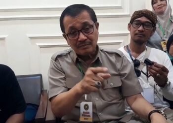 Eks Wakapolri Komjen Pol (Purn) Drs. Oegroseno memberi keterangan usai menjadi saksi di persidangan kasus Teguh dan Botok AMPB di Pengadilan Negeri Pati, Jumat, 13 Februari 2026. (LingkarJatengGroup Network/Lingkarjateng.id)