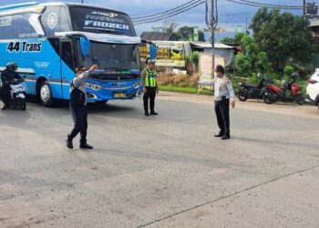 Sejumlah petugas melakukan operasi pembatasan operasional kendaraan sumbu tiga atau lebih di Perempatan Exit Tol Kandeman, Kabupaten Batang, Kamis, 19 Februari 2026. (Humas Pemkab Batang/Lingkarjateng.id)