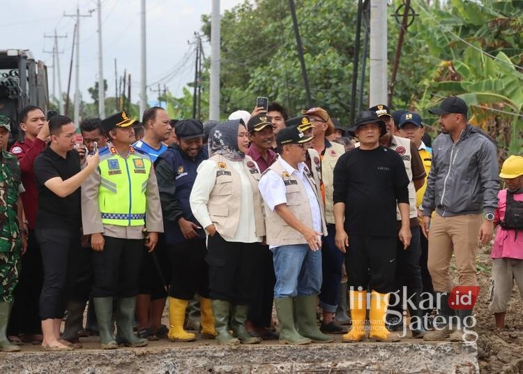 Tinjau Tanggul Jebol di Demak, Gubernur Jateng Akan Usulkan Normalisasi Sungai Tuntang 25 Gubernur Jateng, Ahmad Luthfi, saat meninjau lokasi tanggul jebol di Kecamatan Kebonagung, Kabupaten Demak, Selasa, 17 Februari 2026. (M. Burhanuddin Aslam/Lingkarjateng.id)