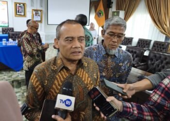 Pemprov Jateng Resmi Beri Diskon Pajak Kendaraan 5 Persen hingga Desember 2026 25 Gubernur Jawa Tengah, Ahmad Luthfi, memberi keterangan terkait diskon pajak kendaraan bermotor usai menerima kunjungan kerja Komisi VII DPR RI di Kantor Gubernur Jawa Tengah, Jumat, 20 Februari 2026. (Rizky Syahrul Al-Fath/Lingkarjateng.id)