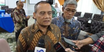Pemprov Jateng Resmi Beri Diskon Pajak Kendaraan 5 Persen hingga Desember 2026 16 Gubernur Jawa Tengah, Ahmad Luthfi, memberi keterangan terkait diskon pajak kendaraan bermotor usai menerima kunjungan kerja Komisi VII DPR RI di Kantor Gubernur Jawa Tengah, Jumat, 20 Februari 2026. (Rizky Syahrul Al-Fath/Lingkarjateng.id)