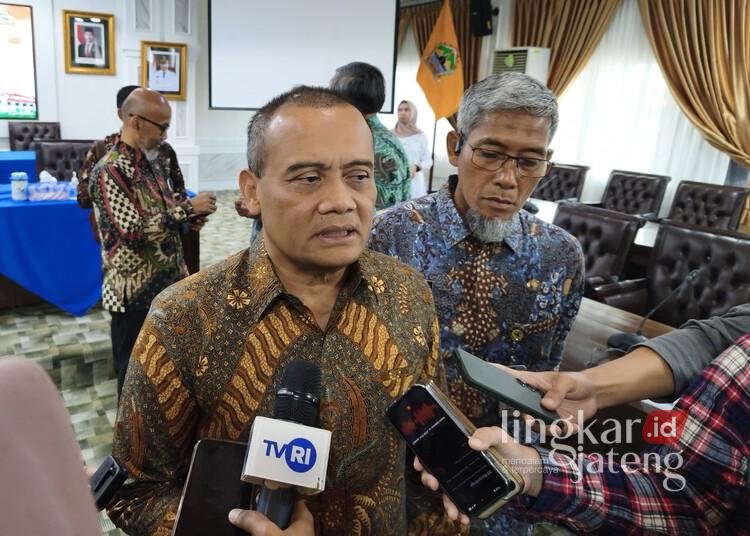 Pemprov Jateng Resmi Beri Diskon Pajak Kendaraan 5 Persen hingga Desember 2026 25 Gubernur Jawa Tengah, Ahmad Luthfi, memberi keterangan terkait diskon pajak kendaraan bermotor usai menerima kunjungan kerja Komisi VII DPR RI di Kantor Gubernur Jawa Tengah, Jumat, 20 Februari 2026. (Rizky Syahrul Al-Fath/Lingkarjateng.id)