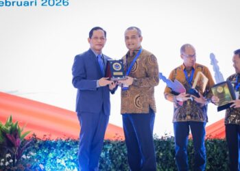 Gubernur Jawa Tengah, Ahmad Luthfi, menerima penghargaan Kinerja Pengelolaan Sampah 2026 dari Menteri Lingkungan Hidup, Hanif Faisol Nurofiq, di Gedung Balai Kartini, Jakarta, Rabu, 25 Februari 2026. (Humas Pemprov Jateng/Lingkarjateng.id)