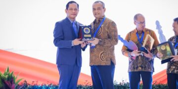 Gubernur Jawa Tengah, Ahmad Luthfi, menerima penghargaan Kinerja Pengelolaan Sampah 2026 dari Menteri Lingkungan Hidup, Hanif Faisol Nurofiq, di Gedung Balai Kartini, Jakarta, Rabu, 25 Februari 2026. (Humas Pemprov Jateng/Lingkarjateng.id)