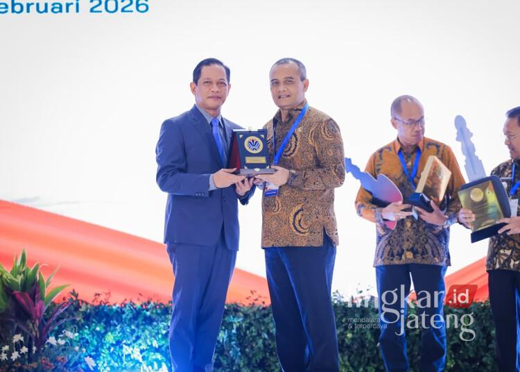 Gubernur Jateng Terima Penghargaan Pembina Terbaik Kinerja Pengelolaan Sampah 2026 25 Gubernur Jawa Tengah, Ahmad Luthfi, menerima penghargaan Kinerja Pengelolaan Sampah 2026 dari Menteri Lingkungan Hidup, Hanif Faisol Nurofiq, di Gedung Balai Kartini, Jakarta, Rabu, 25 Februari 2026. (Humas Pemprov Jateng/Lingkarjateng.id)