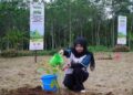 Seorang anak muda saat ikut menanam bibit pohon buah di Lereng Gunung Muria, Desa Japan, Kecamatan Dawe, Kabupaten Kudus, Selasa, 10 Februari 2026. (Nisa Hafizhotus Syarifa/Lingkarjateng.id)