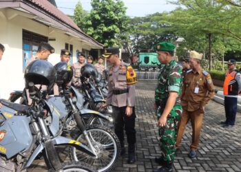 Pelanggaran Lalu Lintas di Demak Turun 25 Persen Selama 2025, Berikut Target Ops Keselamatan Candi 2026 25 Wakapolres Demak, Kompol Hendrie Suryo Liquisasono, saat melakukan pengecekan kendaraan petugas kepolisian. Foto : M. BURHAN A/LINGKAR