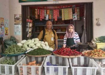 Jelang Ramadhan 1447 H, Harga Kepokmas Relatif Stabil di Kabupaten Pekalongan 25 Petugas Dinas Perindustrian dan Perdagangan Kabupaten Pekalongan melakukan pemantauan harga kebutuhan pokok masyarakat di Pasar Kajen, Senin (2/2/2026). Foto : Fahri Akbar /Lingkar Jateng