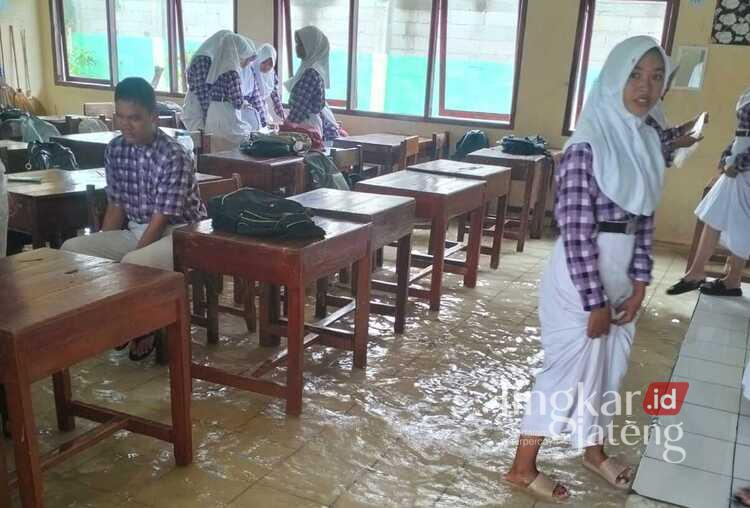Pendidikan Terdampak Banjir, Dindikbud Pekalongan Siapkan Konsep Sekolah Panggung 25 Suasana SMP Negeri 2 Siwalan, Kabupaten Pekalongan, saat area sekolah tergenang banjir, beberapa waktu lalu. Foto : Dindikbud Kabupaten Pekalongan for Lingkar Jateng