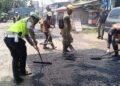 Proses perbaikan jalan berlubang oleh Balai Pengelolaan Jalan Wilayah Tegal di ruas Bojong, Kabupaten Pekalongan, Selasa (3/2/2026).