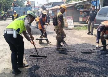 Proses perbaikan jalan berlubang oleh Balai Pengelolaan Jalan Wilayah Tegal di ruas Bojong, Kabupaten Pekalongan, Selasa (3/2/2026).