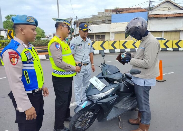 Petugas saat melakukan razia kendaraan bermotor dalam operasi keselamatan candi 2026 di kawasan Alun-alun Demak Foto : Burhan /Lingkar Jateng