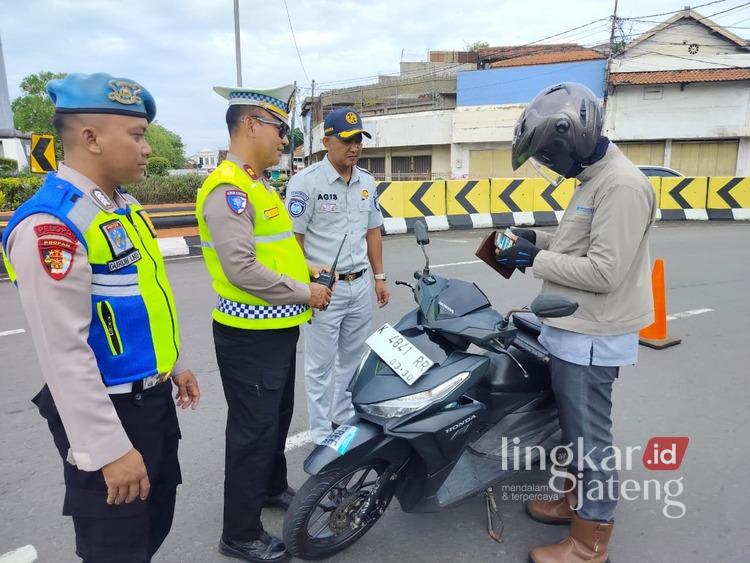 Hari ke-2 Ops Keselamatan Candi 2026, Puluhan Pelanggar Lalu Lintas di Demak Terjaring Razia 25 Petugas saat melakukan razia kendaraan bermotor dalam operasi keselamatan candi 2026 di kawasan Alun-alun Demak Foto : Burhan /Lingkar Jateng