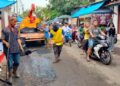 80 Persen Jalan Kota Pekalongan Rusak, Perbaikan Dikebut Meski Anggaran Terbatas 34 Proses perbaikan Jalan Irian oleh DPUPR Kota Pekalongan, sekaligus mendukung kelancaran acara Haul pada Minggu 1 Februari 2026. Foto : Fahri Akbar/ LINGKAR