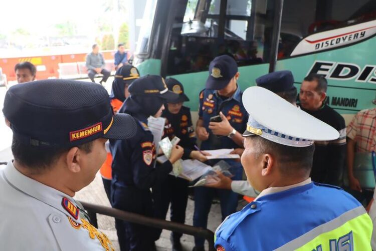 Petugas Polres Salatiga dan Dishub saat melakukan pemeriksaan bus yang transit di Terminal Tingkir, Rabu, 4 Februari 2026. Foto : Dok.Humas Polres Salatiga/Lingkar