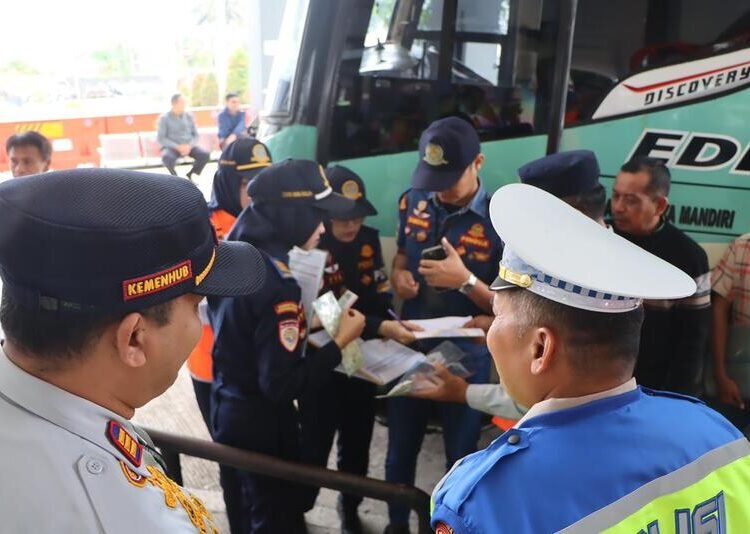 Pastikan Bus AKAP-AKDP Laik Jalan, Petugas Gabungan Ramp Chek di Terminal Tingkir 25 Petugas Polres Salatiga dan Dishub saat melakukan pemeriksaan bus yang transit di Terminal Tingkir, Rabu, 4 Februari 2026. Foto : Dok.Humas Polres Salatiga/Lingkar