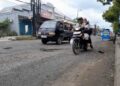 Pengendara saat melintas di ruas jalan raya Demak-Kudus tepatnya di depan SMA 2 Demak yang mengalami kerusakan. Foto : Burhan Aslan/ Lingkar Jateng