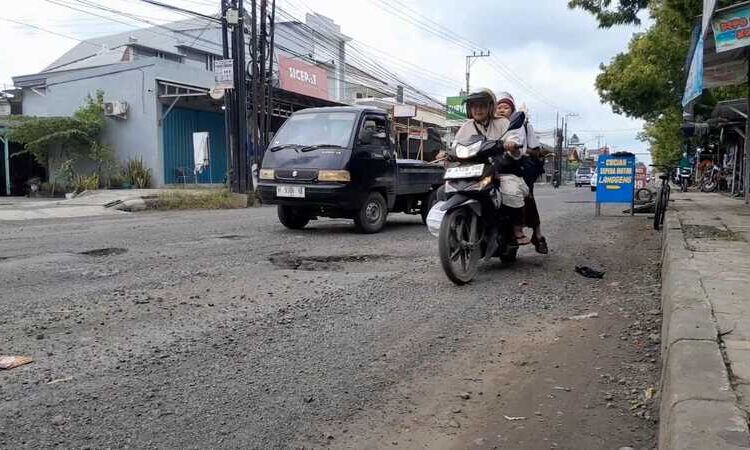 Pengendara saat melintas di ruas jalan raya Demak-Kudus tepatnya di depan SMA 2 Demak yang mengalami kerusakan. Foto : Burhan Aslan/ Lingkar Jateng
