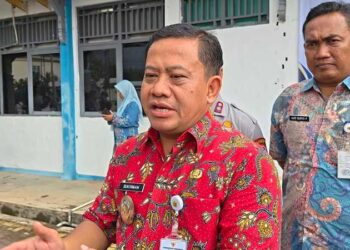 Wakil Bupati Pekalongan, Sukirman, memberikan keterangan terkait pengawalan dan penyesuaian pelaksanaan Program Makan Bergizi Gratis (MBG) selama bulan Ramadan. Foto: Fahri Akbar / Lingkar