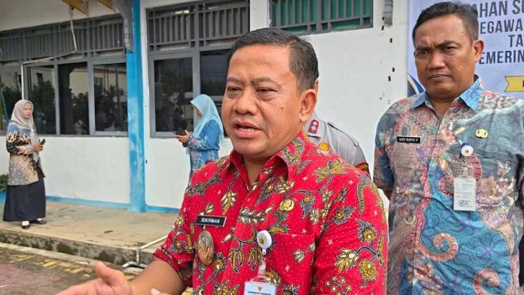 Wakil Bupati Pekalongan, Sukirman, memberikan keterangan terkait pengawalan dan penyesuaian pelaksanaan Program Makan Bergizi Gratis (MBG) selama bulan Ramadan. Foto: Fahri Akbar / Lingkar
