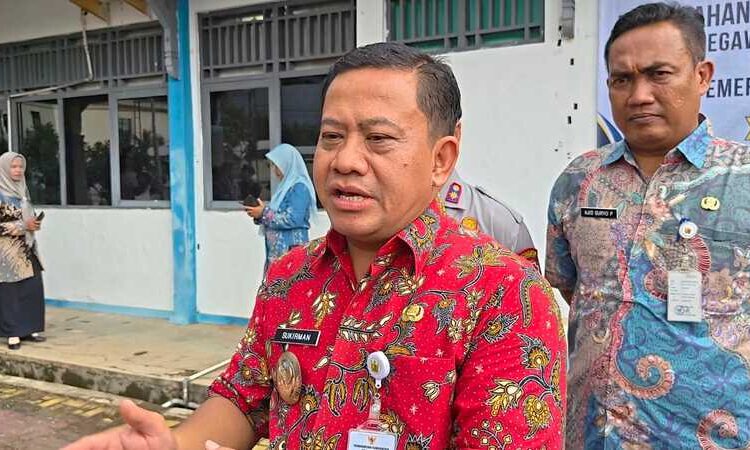 Wakil Bupati Pekalongan, Sukirman, memberikan keterangan terkait pengawalan dan penyesuaian pelaksanaan Program Makan Bergizi Gratis (MBG) selama bulan Ramadan. Foto: Fahri Akbar / Lingkar