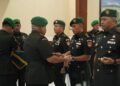 SERTIJAB : Danrem 073/Makutarama Kolonel Arm Ezra Nathanael menyerahkan tongkat kepemimpinan Kodim 0714/Salatiga kepada Letkol Kav Fajar Hapsari Nugroho di Makorem, Kamis, (5/2). Foto: Dok.Pendim 0714/Salatiga for Lingkar