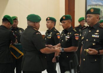 SERTIJAB : Danrem 073/Makutarama Kolonel Arm Ezra Nathanael menyerahkan tongkat kepemimpinan Kodim 0714/Salatiga kepada Letkol Kav Fajar Hapsari Nugroho di Makorem, Kamis, (5/2). Foto: Dok.Pendim 0714/Salatiga for Lingkar