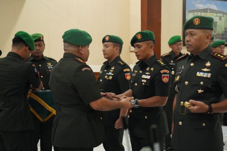 SERTIJAB : Danrem 073/Makutarama Kolonel Arm Ezra Nathanael menyerahkan tongkat kepemimpinan Kodim 0714/Salatiga kepada Letkol Kav Fajar Hapsari Nugroho di Makorem, Kamis, (5/2). Foto: Dok.Pendim 0714/Salatiga for Lingkar