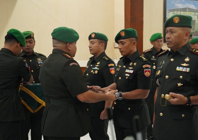 SERTIJAB : Danrem 073/Makutarama Kolonel Arm Ezra Nathanael menyerahkan tongkat kepemimpinan Kodim 0714/Salatiga kepada Letkol Kav Fajar Hapsari Nugroho di Makorem, Kamis, (5/2). Foto: Dok.Pendim 0714/Salatiga for Lingkar